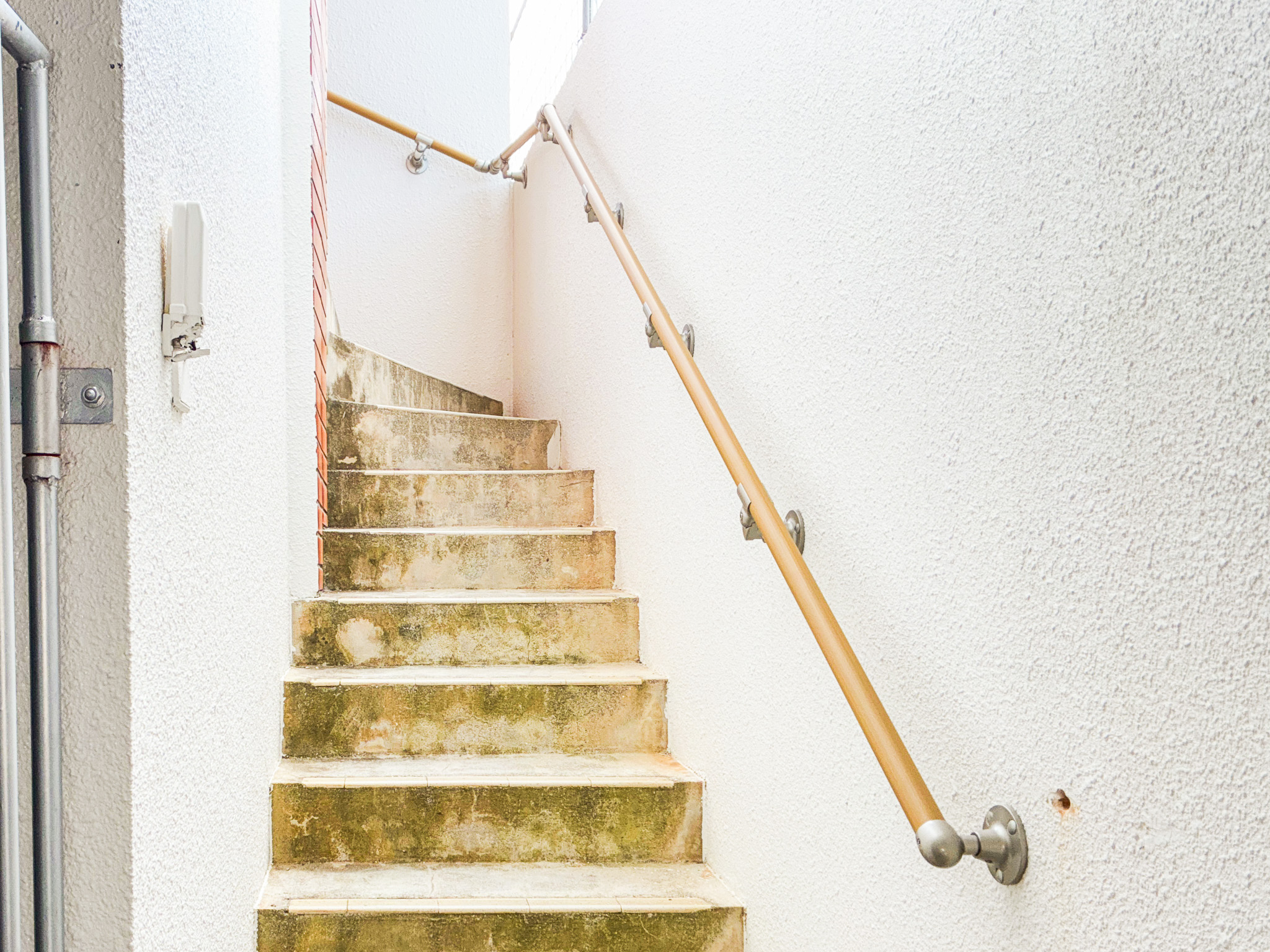 手すりが設置された廊下の写真