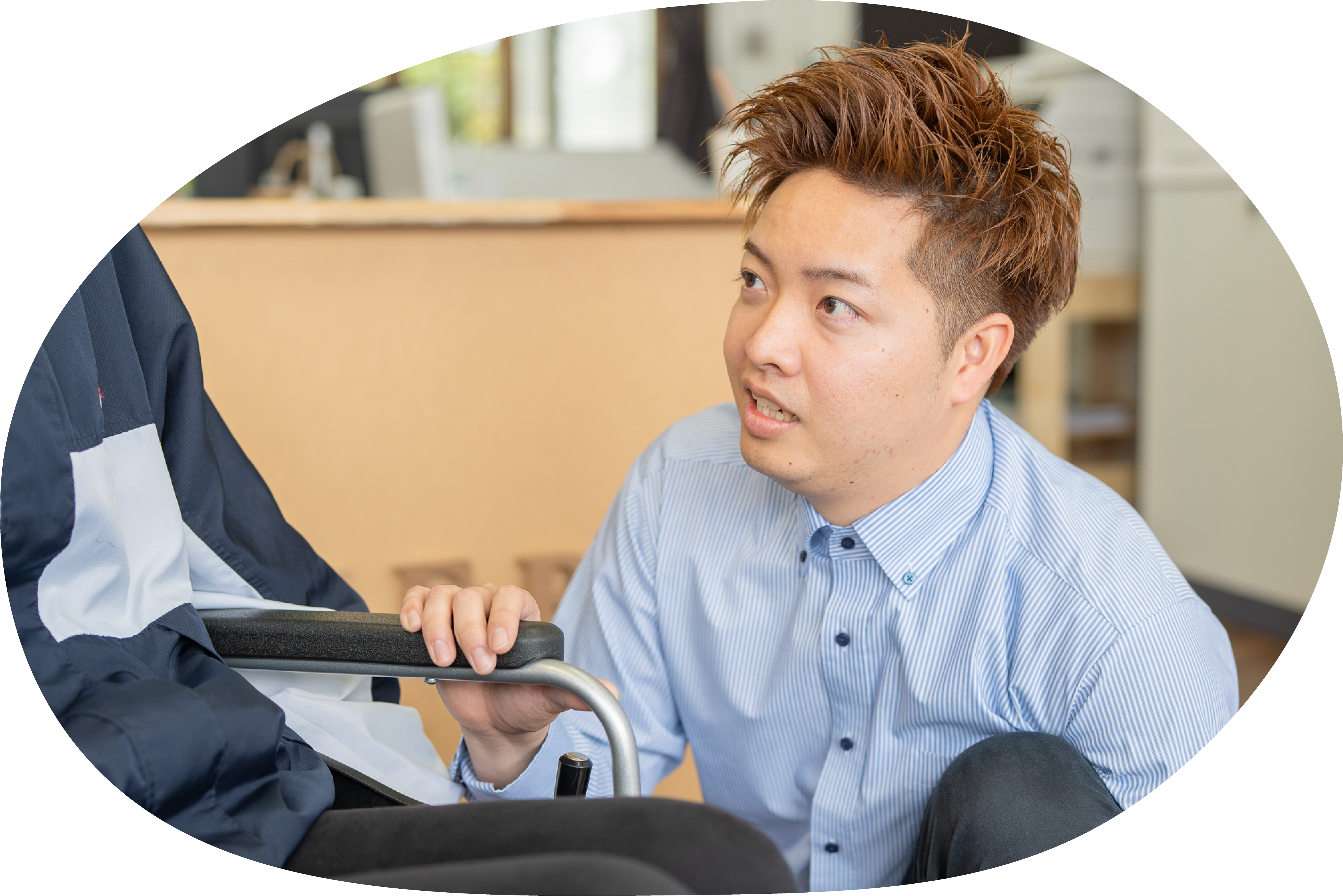 車椅子の人をサポートしている男性