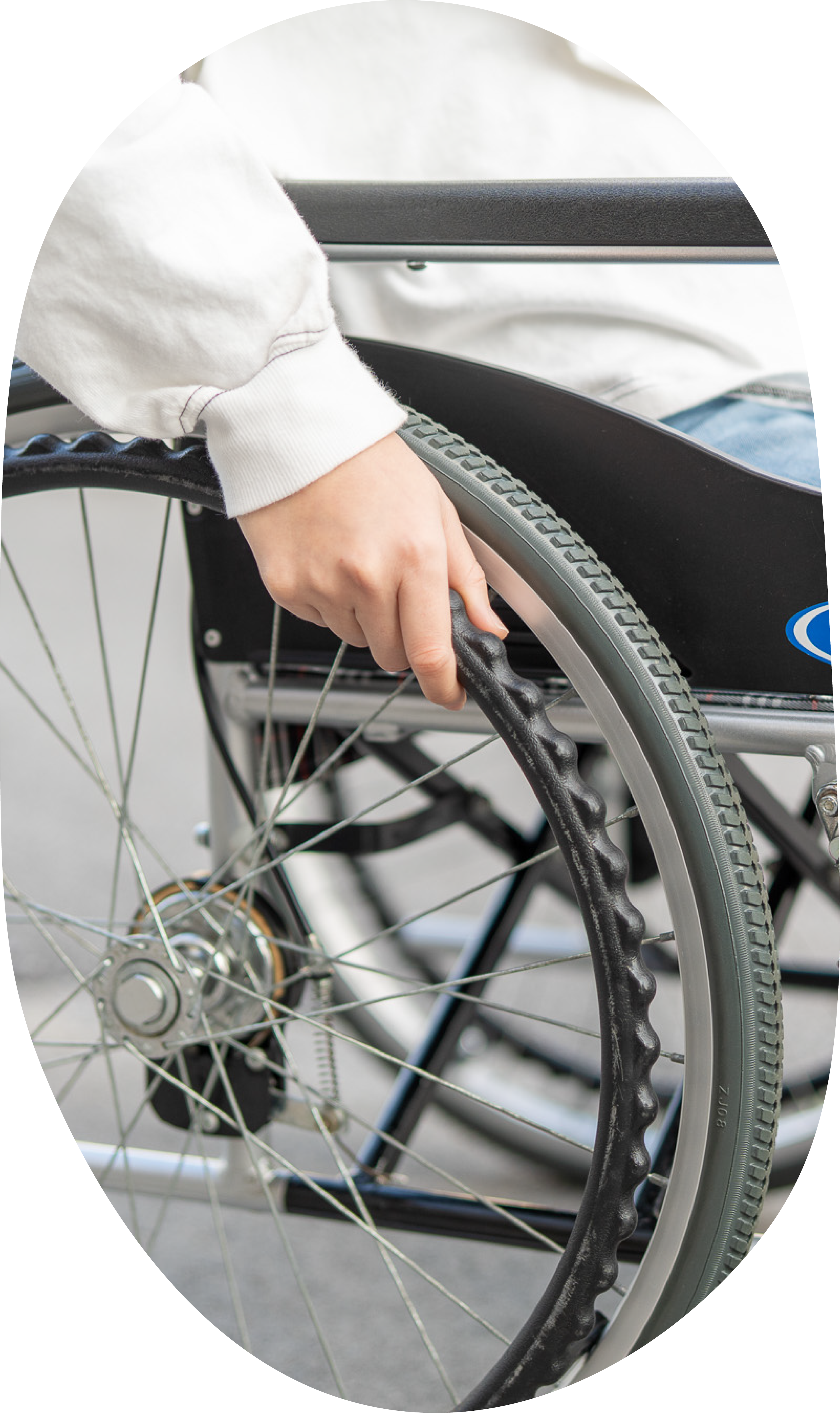 車椅子を押している写真